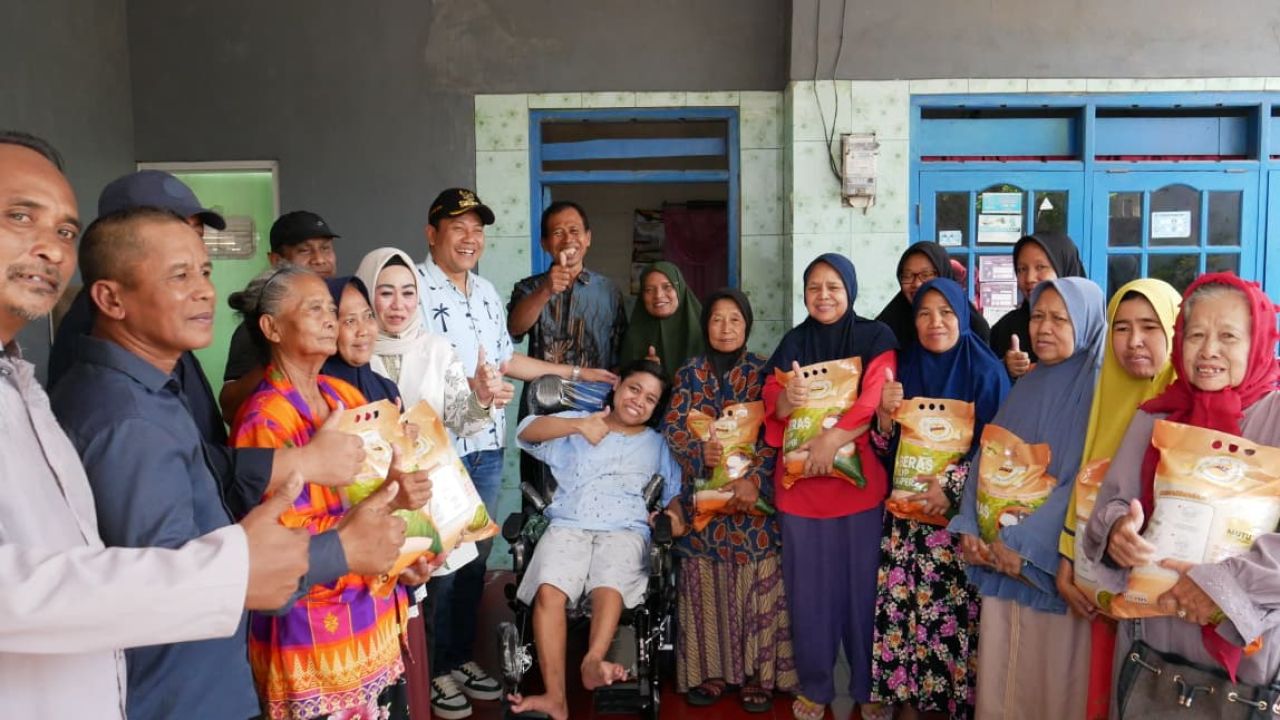 SERAHKAN - Senyum sumringah terpancar dari wajah keluarga penyandang disabilitas di Kecamatan Buduran saat Bupati Sidoarjo, Subandi datang bersama rombongan untuk menyerahkan langsung bantuan kursi roda, Sabtu (13/09/2025).