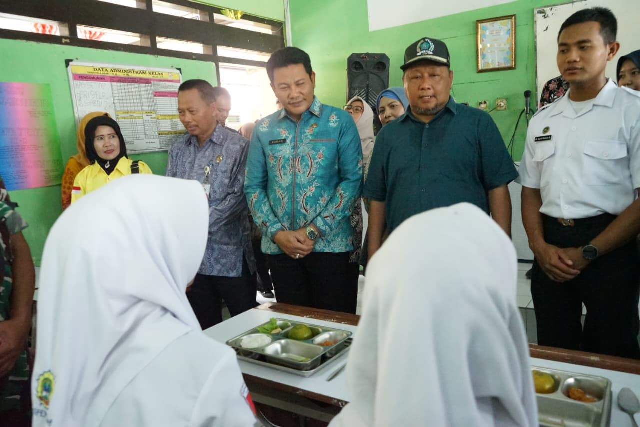 SIDAK - Bupati Sidoarjo, Subandi bersama jajaran Forkopimda dan anggota Komisi C M Nizar menggelar Inspeksi Mendadak (Sidak) program Makan Bergizi Gratis (MBG) di dapur dan SMPN 1 Kecamatan Tarik, Sidoarjo, Selasa (16/09/2025).