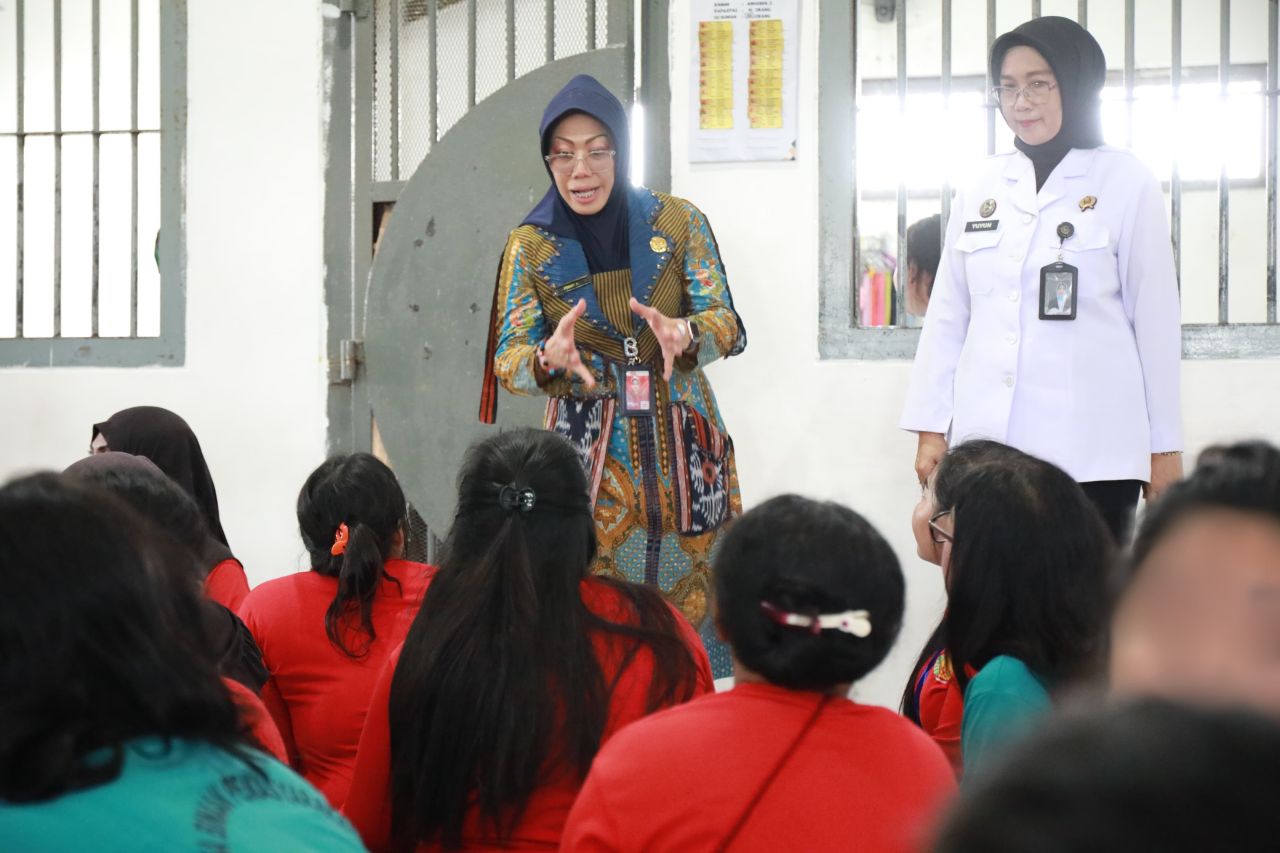 BANTUAN - Sekda Sidoarjo Fenny Apridawati ditemani Kepala DLHK Pemkab Sidoarjo M Bahrul Amiq menyerahkan bantuan bibit pokcoy, selada dan tomat bagi binaan Rutan Perempuan di Desa Kebonagung, Kecamatan Porong, Sidoarjo, Kamis (18/09/2025).