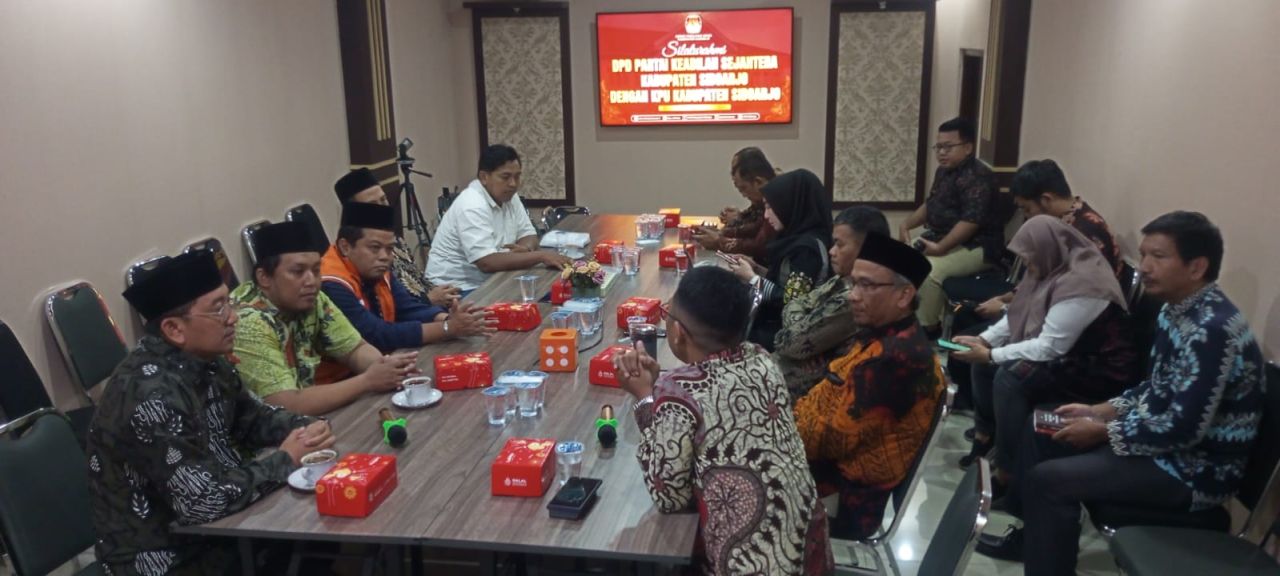 KUNJUNGAN - Dewan Pengurus Daerah (DPD) Partai Keadilan Sejahtera (PKS) Kabupaten Sidoarjo baru melakukan kunjungan silaturahim ke Kantor Komisi Pemilihan Umum (KPU) dan DPRD Sidoarjo, Jumat (19/09/2025).