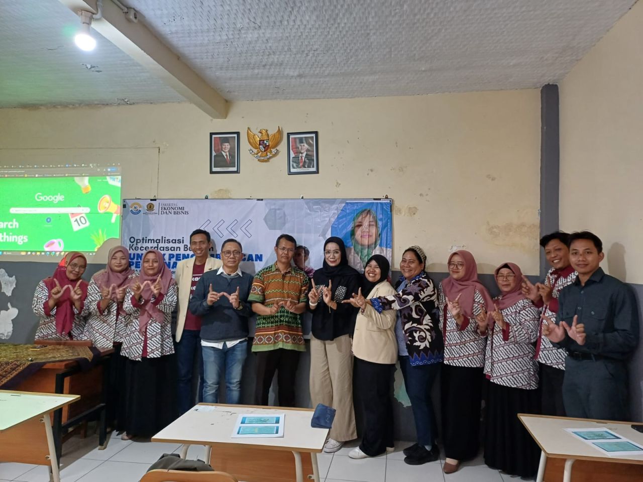 PENMAS - Tim Pengabdian Kepada Masyarakat (Penmas) Fakultas Ekonomi dan Bisnis (FEB) Universitas Wijaya Kusuma Surabaya (UWKS) melaksanakan kegiatan pelatihan Penulisan Karya Ilmiah di SMA Ibnu Sina Malang bagi siswa dan siswi kelas XI kemarin.