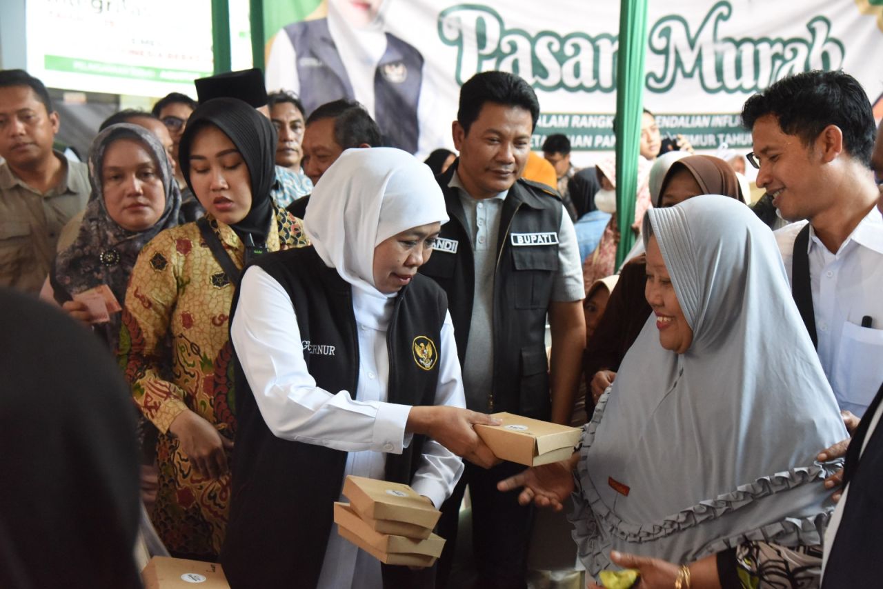 PASAR MURAH - Gubernur Jatim Khofifah Indar Parawansa didampingi Bupati Sidoarjo Subandi memantau langsung kondisi pasar murah yang digelar di halaman Kantor Kecamatan Waru, Sidoarjo, Jumat (19/09/2025) sore.