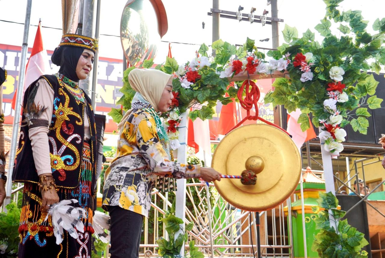 BUKA - Ketua TP PKK Kabupaten Sidoarjo, Sriatun Subandi membuka acara Gebyar Hari Aksara "Kedungsumur Culture Carnival" Tahun 2025 di Kantor Desa Kedungsumur, Kecamatan Krembung, Sidoarjo, Minggu (21/09/2025).