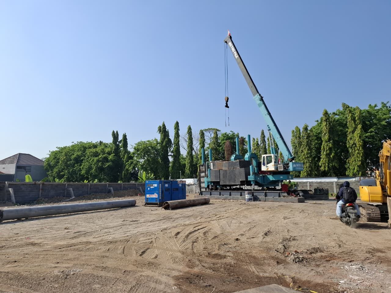 LAMBAN - Bupati Sidoarjo, Subandi melaksanakan Inspeksi Mendadak (Sidak) ke proyek pembangunan RSUD Sedati yang pekerjaannya baru dikerjakan sekitar 3 persen jauh dari target 10 persen sesuai skedul pekerjaan, Selasa (23/09/2025).