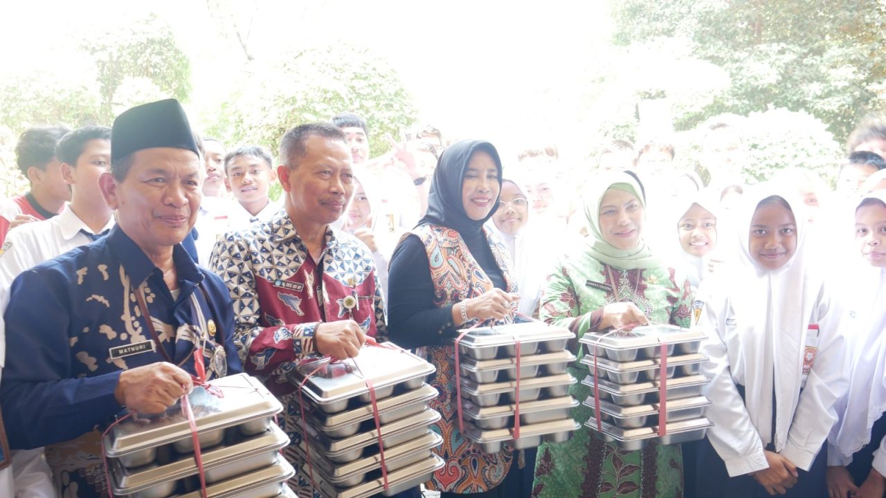 CEK - Wakil Bupati (Wabup) Sidoarjo Mimik Idayana mengunjungi langsung pelaksanaan Program Makan Bergizi Gratis (MBG) dengan mengunjungi SMPN 1 Sidoarjo dan SMPN 2 Sidoarjo untuk memastikan menunya layak konsumsi, Selasa (23/09/2025).