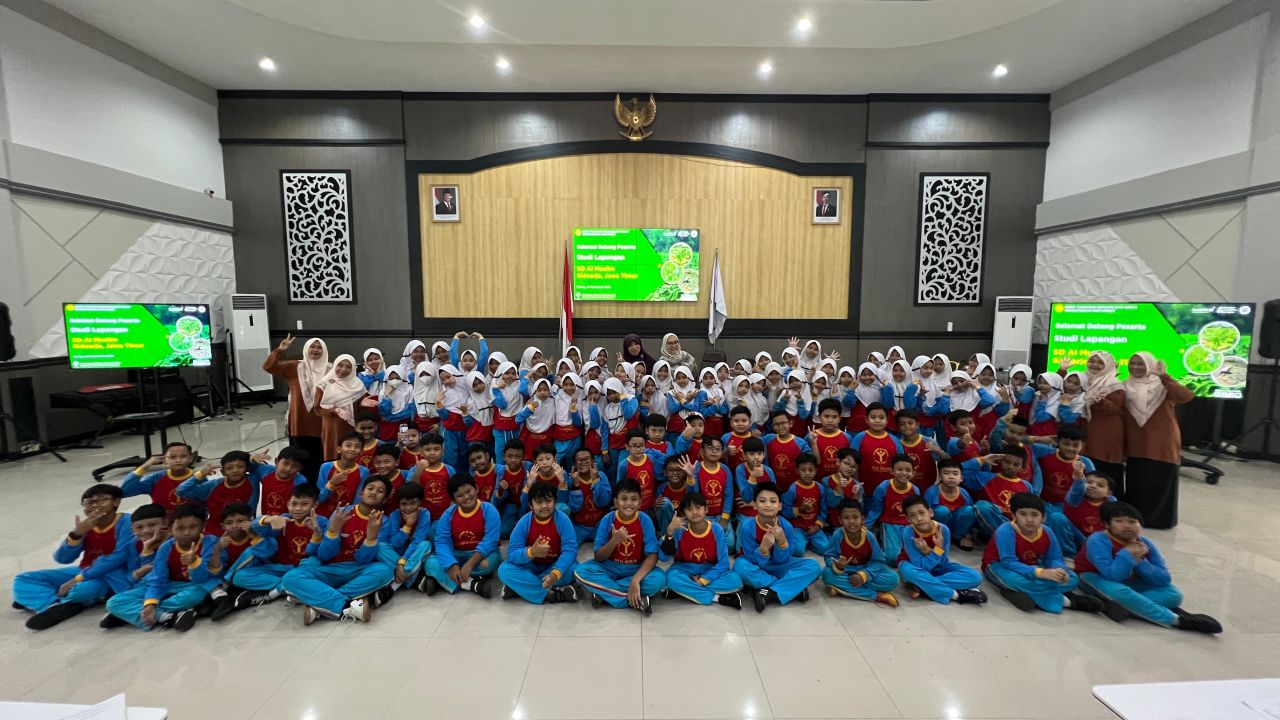 KUNJUNGAN - SD Al Muslim menggelar outing class di Badan Perakitan dan Modernisasi Pertanian (BRMP) di Karangploso, Malang dengan tema Lestarikan Tumbuhan dengan Inovasi Pertanian, Selasa (23/09/2025).