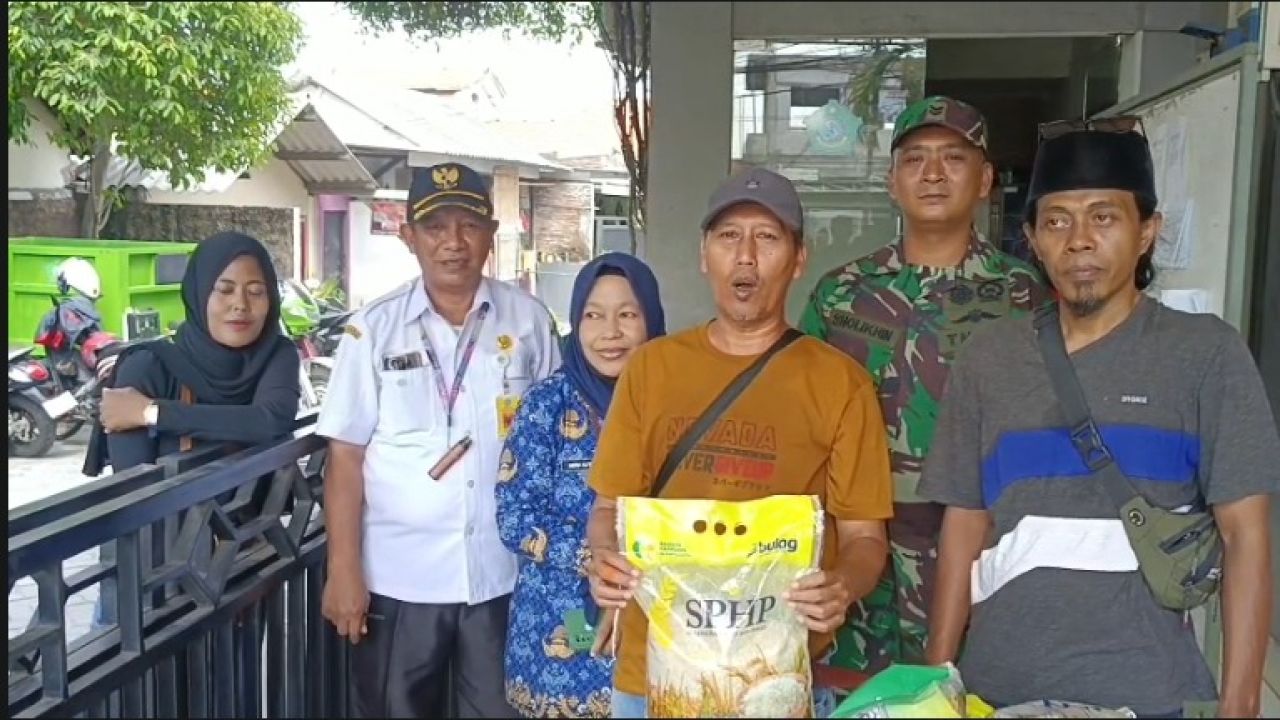 PANGAN MURAH - Warga Kabupaten Sidoarjo benar-benar merasakan manfaat dari operasi Gerakan Pangan Murah yang digencarkan digelar Pemerintah Kabupaten (Pemkab) Sidoarjo seperti di wilayah Kecamatan Waru kemarin.
