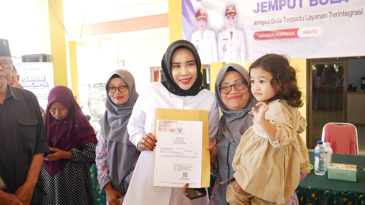 JEMPUT BOLA - Wakil Bupati (Wabup) Sidoarjo, Mimik Idayana mengecek layanan jemput bola terpadu yang digagas Dispendukcapil Pemkab Sidoarjo di Kantor Kepala Desa Mergosari, Kecamatan Tarik, Sidoarjo, Rabu (24/09/2025).