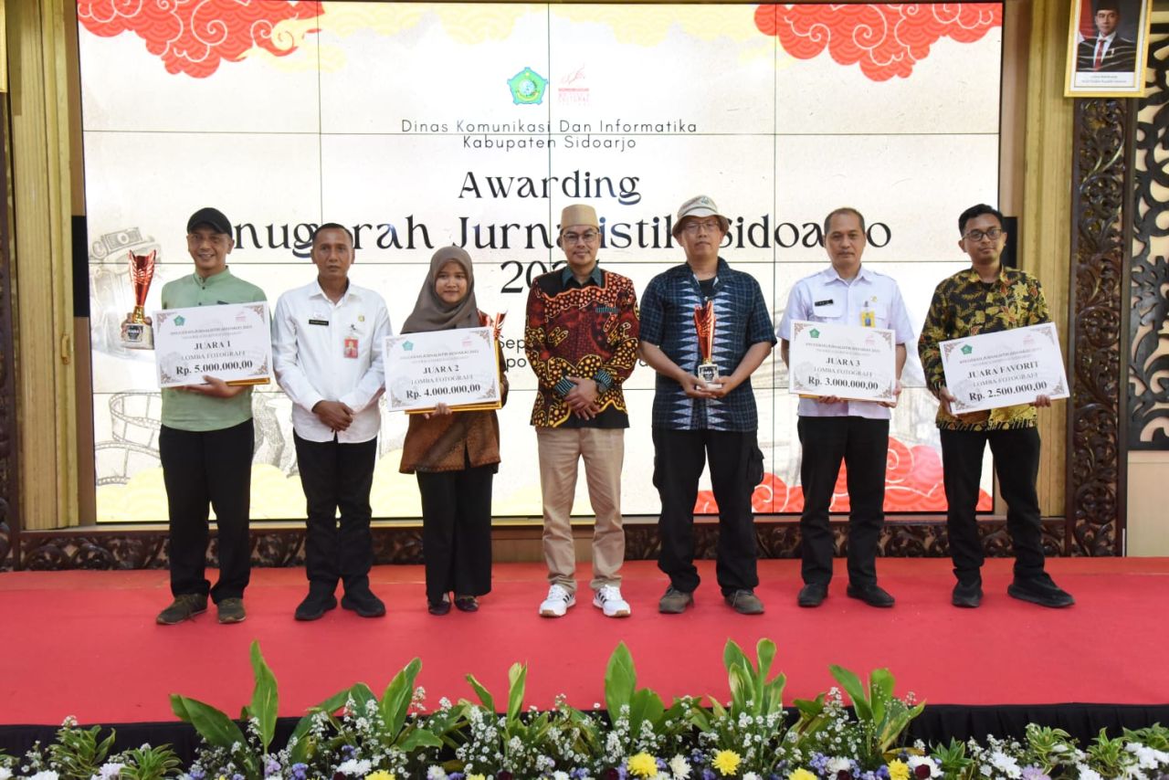 AWARD - Pemkab Sidoarjo kembali memberikan penghargaan kepada insan jurnalis dan konten kreator yang diberikan dalam acara Anugerah Jurnalistik Sidoarjo 2025 dibarengi kegiatan Talk Show Sidoarjo Heritage Talks di Pendopo Delta Wibawa, Rabu (24/09/2025).