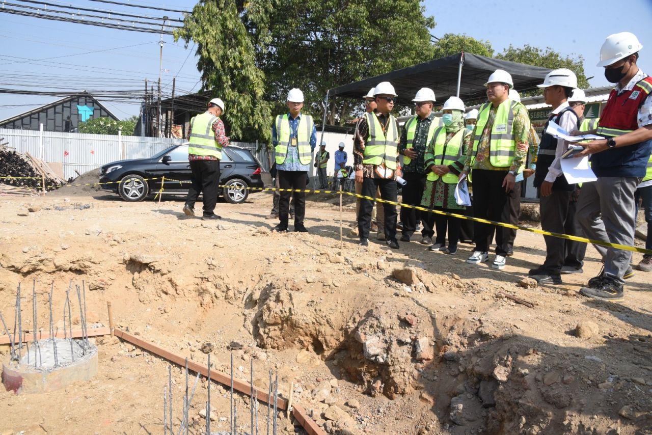 LAMBAN - Bupati Sidoarjo, Subandi menggelar inspeksi mendadak (Sidak) ke proyek pembangunan RSUD Sedati, Sidoarjo yang proses pekerjaannya lambat karena sampai saat ini baru 3 persen alias hanya pengurukan lahan saja, Selasa (23/09/2025).