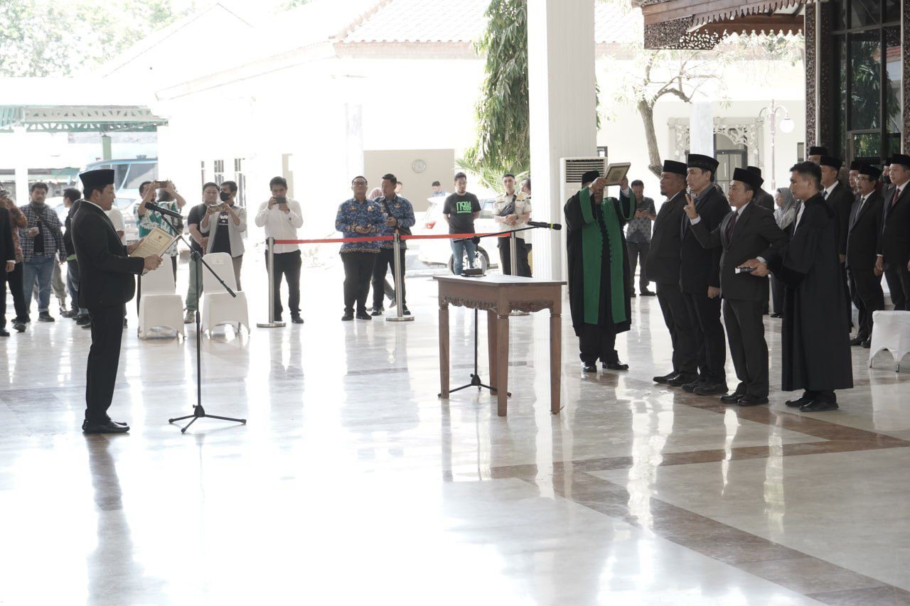 MUTASI - Bupati Sidoarjo Subandi saat memimpin pelantikan 61 pejabat eselon II dan III di lingkungan Pemkab Sidoarjo yang digelar di Pendopo Delta Wibawa, Rabu (17/09/2025) lalu.