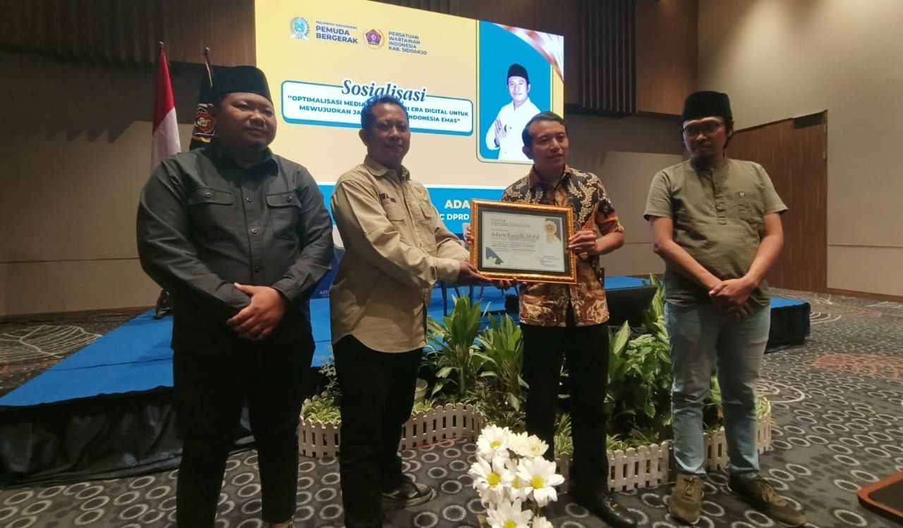 Ketua DPD Partai Golkar Kabupaten Sidoarjo, Adam Rusydi saat acara Sosialisasi Optimalisasi Media dan Pemuda di Era Digital untuk Mewujudkan Jatim Gerbang Indonesia Emas di Aston Hotel Sidoarjo, Jumat (26/09/2025) malam.
