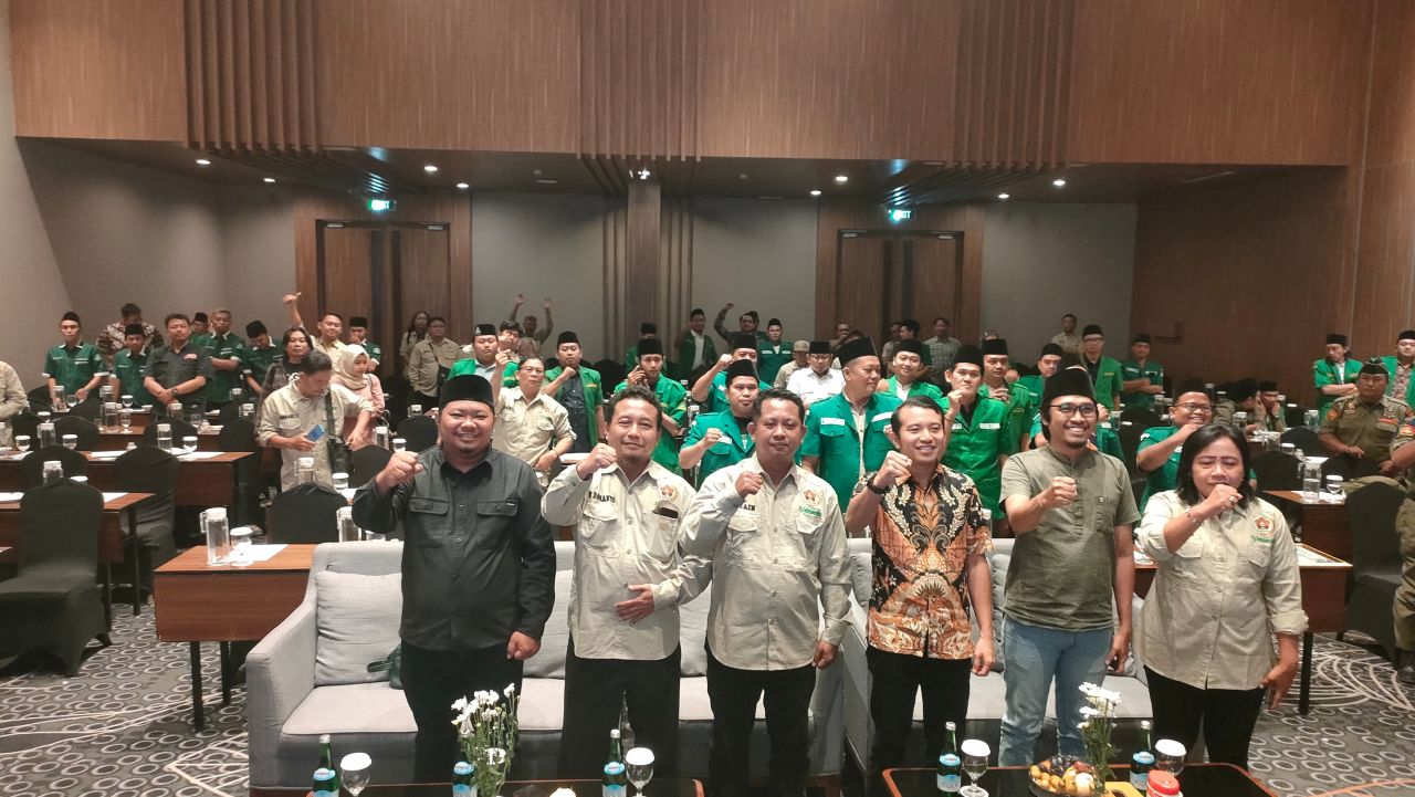 DISKUSI - PWI dan GP Ansor Sidoarjo bekerjasama dengan DPRD Jatim menggelar sosialisasi bertema Optimalisasi Media dan Pemuda di Era Digital untuk Mewujudkan Jawa Timur Gerbang Indonesia Emas di Aston Hotel Sidoarjo, Jumat (26/09/2025) malam.