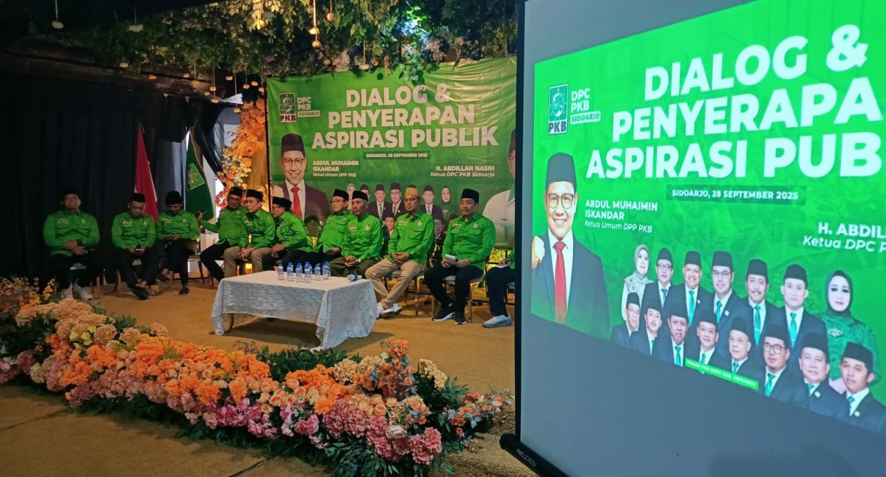 ASPIRASI - Ketua DPC PKB Sidoarjo Abdillah Nasih memimpin acara Dialog dan Penyerapan Aspirasi Publik di Rumah Makan Tji Poek DW yang melibatkan seluruh anggota Fraksi PKB DPRD Sidoarjo dan perwakilan organisasi se Sidoarjo, Minggu (28/09/2025).