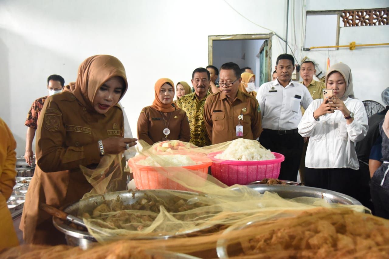 CEK - Wabup Sidoarjo Mimik Idayana melakukan Sidak di dapur Satuan Pelayanan Pemenuhan Gizi (SPPG) Perumahan Taman Pinang Indah, Kelurahan Lemahputro, Kecamatan Sidoarjo dan di Desa Kebonagung, Kecamatan Sukodono, Sidoarjo, Senin (29/09/2025).