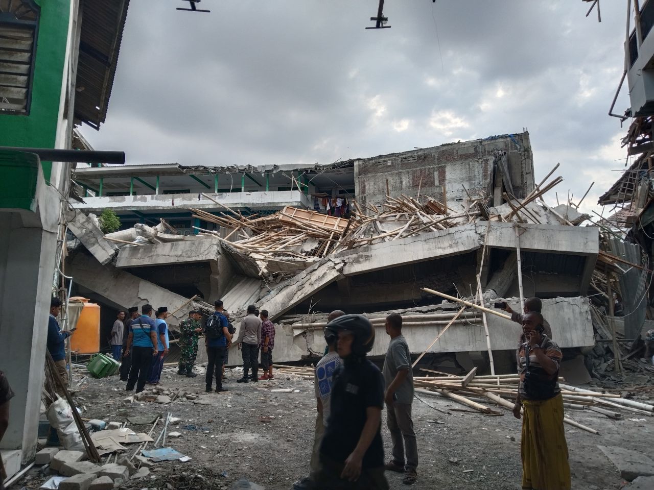 AMBRUK - Bangunan berlantai dua yang ada di Ponpes Al Khoziny di JL KH Abbas, Desa Siwalanpanji, Kecamatan Buduran, Sidoarjo ambruk, Senin (29/09/2025) sore.