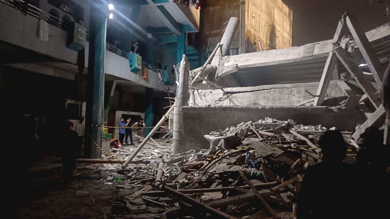 EVAKUASI - Tim gabungan bersama Basarnas diterjukan untuk mengevakuasi sejumlah santri yang masih tertimpa puing reruntuhan bangunan Musala Ponpes Al Khoziny Desa Siwalanpanji, Kecamatan Buduran, Sidoarjo, Senin (29/09/2025) petang.