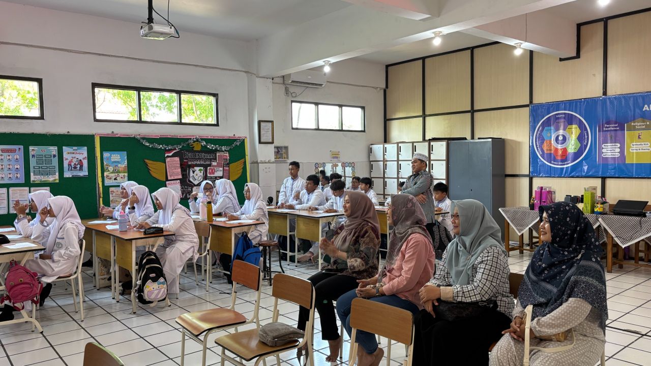 SHOW - SMP Al Muslim sukses menggelar kegiatan Show Your Spark,Tunjukkan Semangat dan Bakat Terbaikmu bersamaan penerimaan rapor sisipan tengah semester yang berlangsung selama tiga hari sampai Sabtu (27/09/2025).