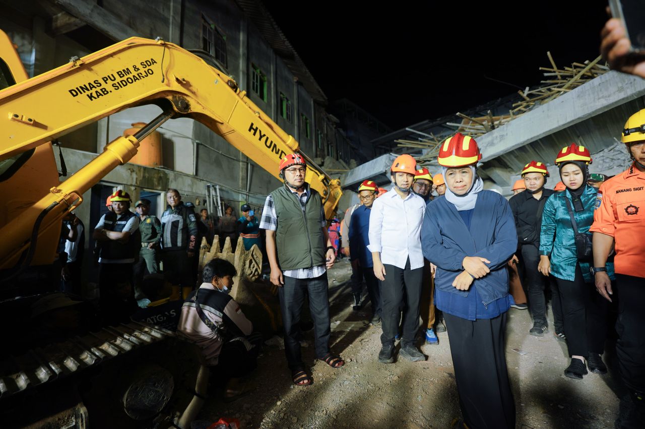 TINJAU - Ketua DPRD Sidoarjo Abdillah Nasih bersama Gubernur Jatim Khofifah Indar Parawansa dan Wagub Jatim Emil Elestianto Dardak meninjau lokasi ambruknya bangunan musala di Ponpes Putra Al Khoziny Buduran, Sidoarjo, Senin (29/09/2025) malam.