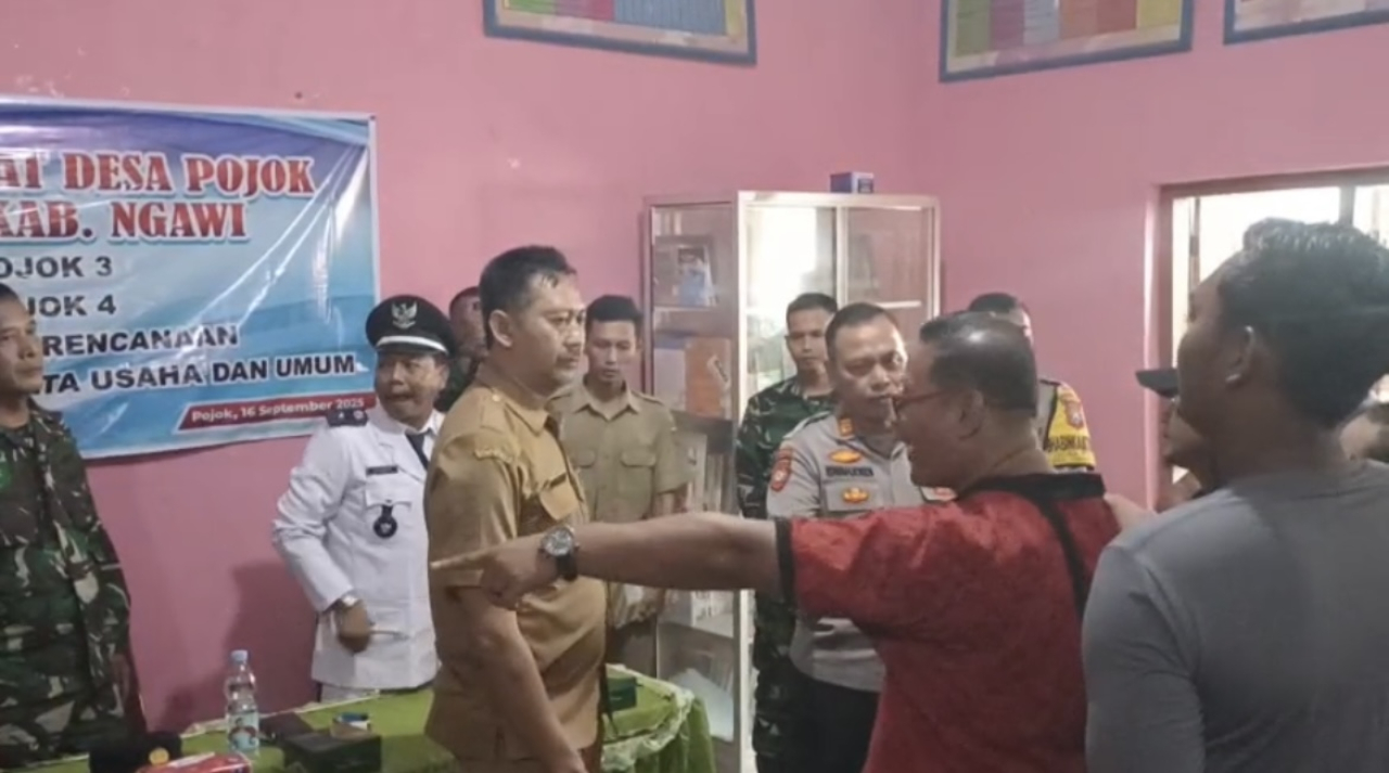 Warga Desa Pojok Kecamatan Kwadungan Ngawi melakukan aksi protes agar pelantikan perangkat desa ditunda.