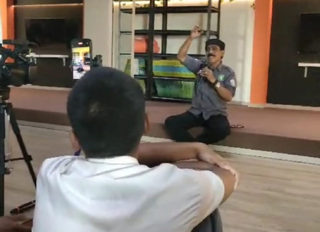 DOA BERSAMA - Para Guru dan staf SMK YPM 8 Sidoarjo menggelar acara Doa Bersama agar bangsa dan negara Indonesia tetap aman, kondusif dan damai usai demo dan kerusuhan yang terjadi pada akhir pekan kemarin, Senin (01/09/2025).