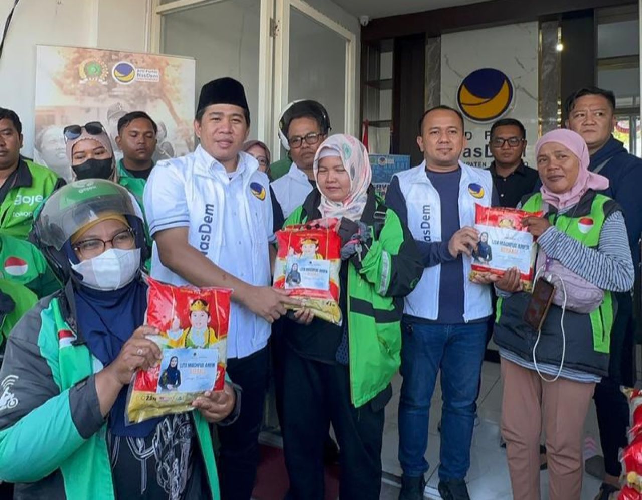 BAGIKAN - Ketua DPD NasDem Sidoarjo Muh Zakaria Dimas Pratama membagikan 300 paket beras dan beasiswa inisiatif Anggota DPR RI Lita Machfud Arifin di Kantor DPD Partai NasDem Sidoarjo, Rabu (03/09/2025) kemarin.