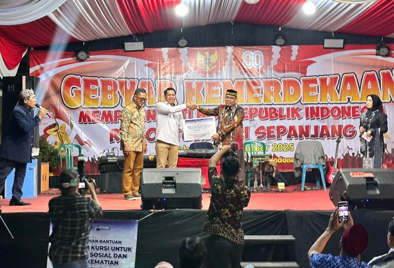 SERAHKAN - Ketua Fraksi Partai NasDem - Demokrat DPRD Sidoarjo Muh Zakaria Dimas Pratama menyerahkan bantuan sosial berupa tenda (terop) dan kursi kepada warga RW 01 Kelurahan Sepanjang, Kecamatan Taman, Sidoarjo, Sabtu (06/09/2025) malam.