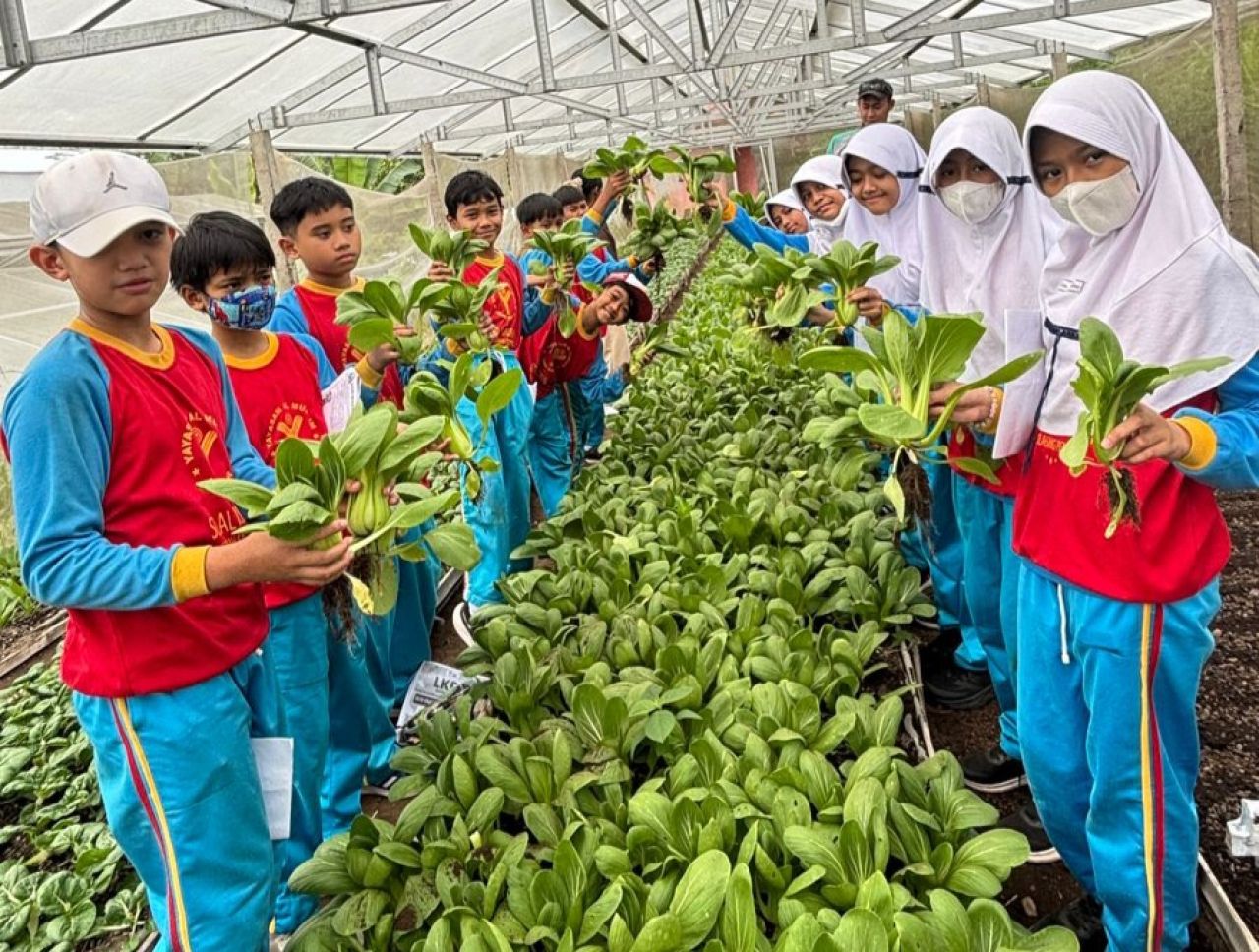 OUTING CLASS - SD Al Muslim menggelar kegiatan outing class di Kaliandra Eco Resort, Kecamatan Prigen, Kabupaten Pasuruan dengan mengusung tema Eco Guardian Save Nature, Selasa (09/09/2025).