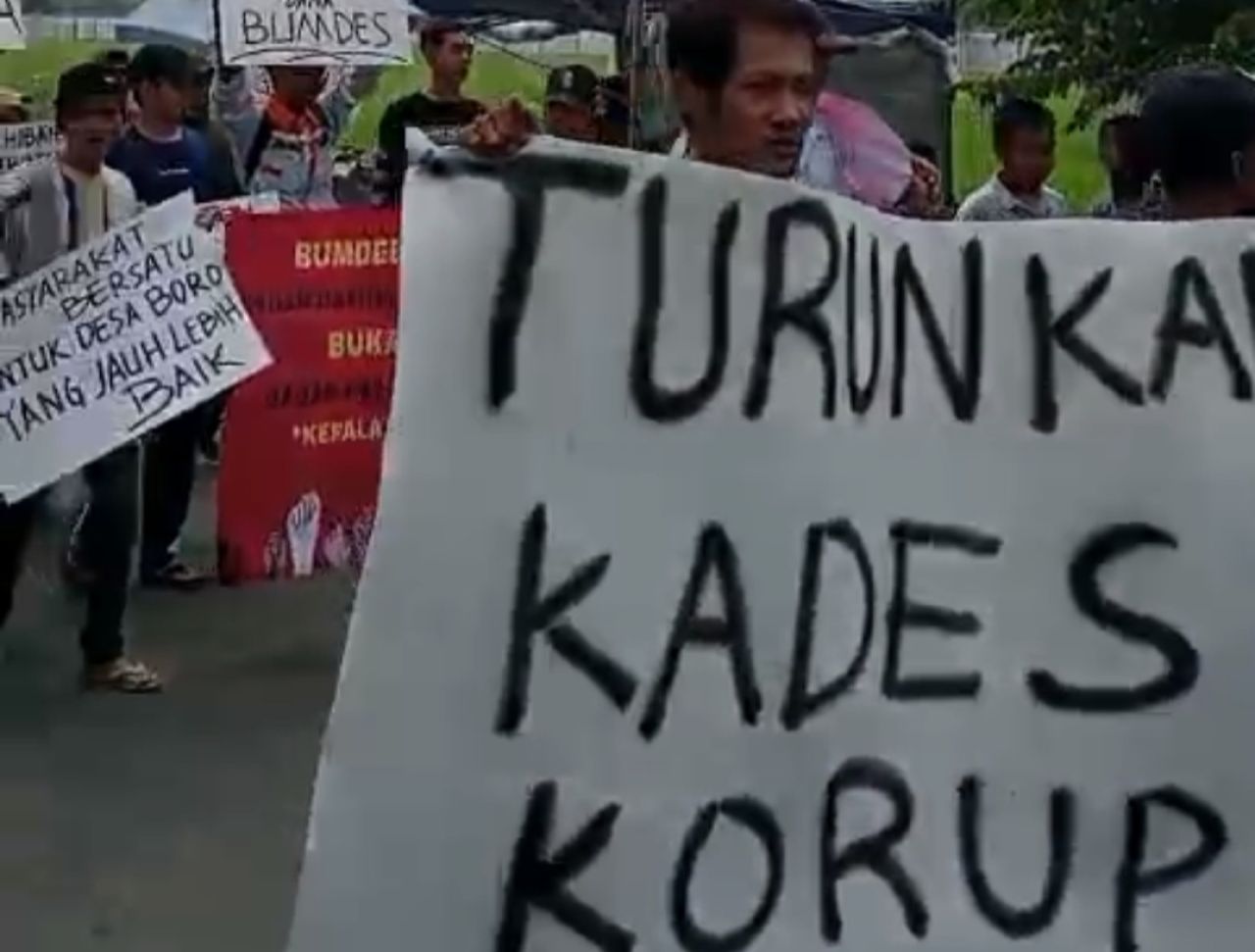 DEMO - Ratusan warga Desa Boro, Kecamatan Tanggulangin, Sidoarjo, menggelar aksi demonstrasi di depan Balai Desa setempat, Selasa (16/09/2025).