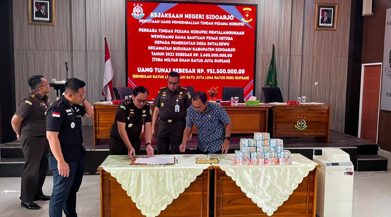 PAMERKAN - Tim penyidik Pidsus Kejari Sidoarjo memamerkan uang hasil sitaan senilai Rp 950 juta (hampir Rp 1 miliar) dalam kasus dugaan korupsi uang kompensasi pihak ketiga di ruang Aula Kejari Sidoarjo, Selasa (16/09/2025).