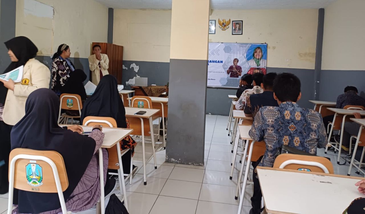 PELATIHAN - Tim Penmas Universitas Wijaya Kusuma Surabaya (UWK) yang diketuai Ricky Angga Ariska, SE M Ak dengan anggotanya Fadilla Purwitasari SE M Ak dan Sarah Yuliarini, Ph D menggelar pelatihan bagi siswa SMA Ibnu Sina Kota Malang kemarin.