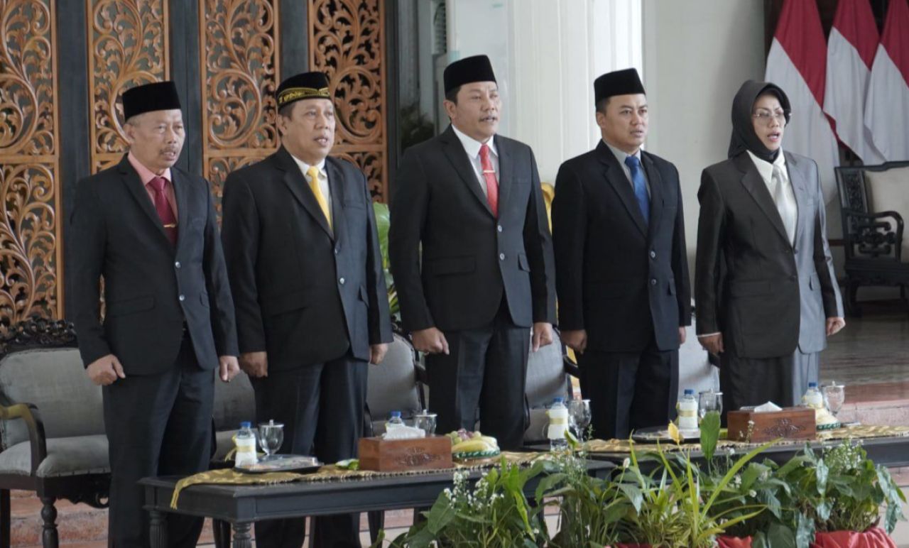 HADIRI - Wakil Ketua III DPRD Sidoarjo, Warih Andono (berdasi kuning) saat menghadiri acara pelantikan 61 pejabat di lingkungan Pemkab Sidoarjo yang digelar di Pendopo Delta Wibawa pekan kemarin.