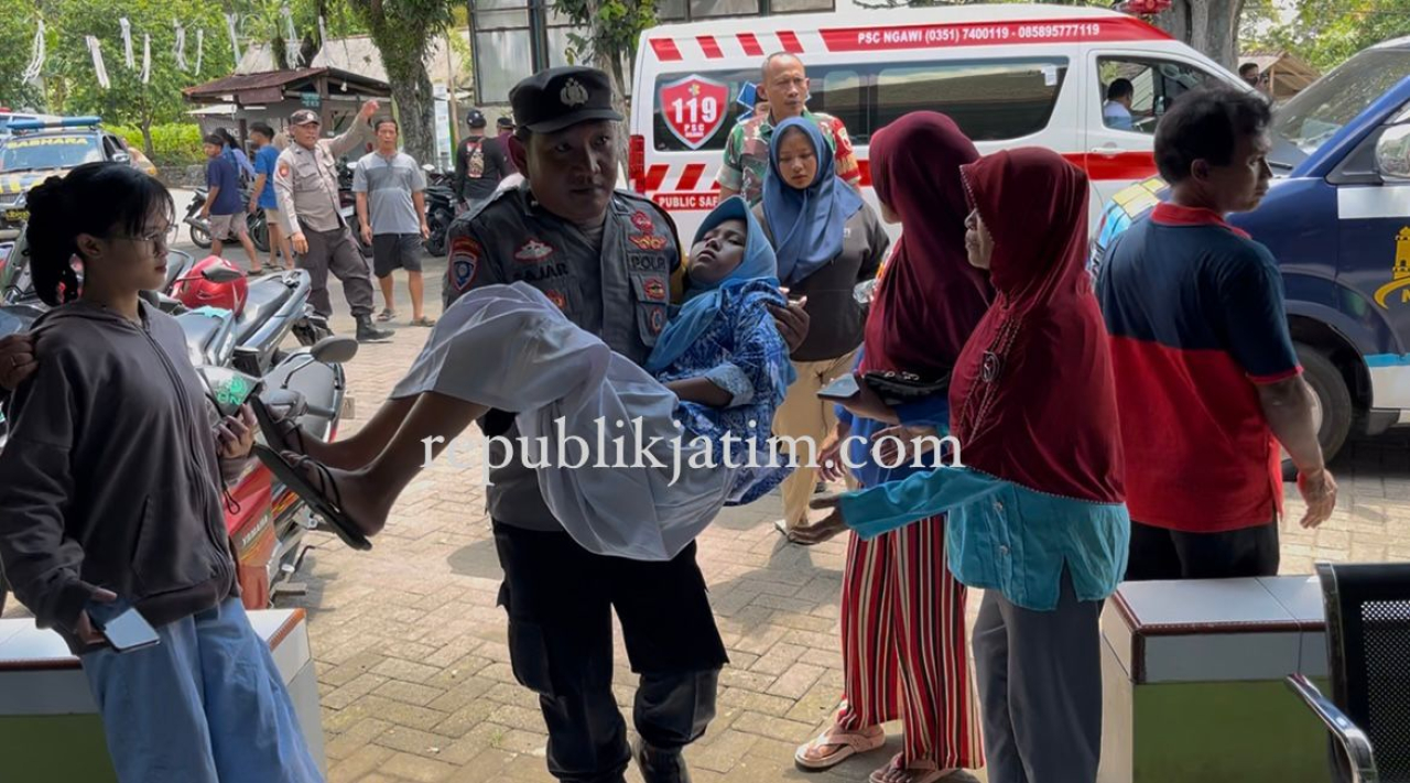 Suasana kepanikan saat anggota Polsek Sine menggebdong siswi yang mengalami keracunan