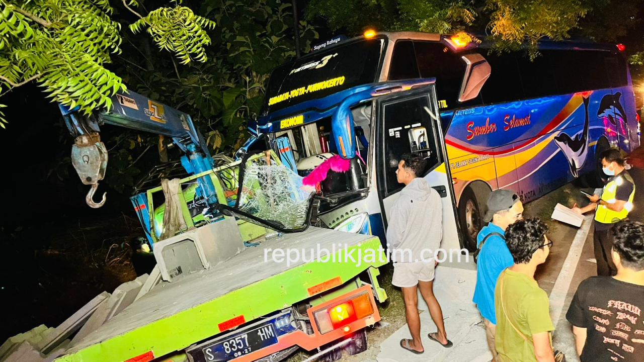 Bus Sumber Selamat tabrakan dengan truk di Jl.raya Ngawi-Maospati, Keniten Geneng Ngawi.