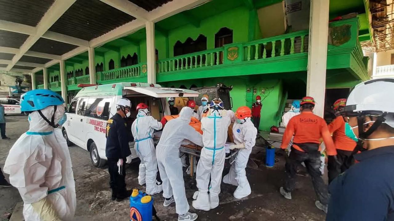 DIBAWA - Petugas terakhir berhasil mengevakuasi 7 kantong jenazah dari reruntuhan bangunan Musala Ponpes Al Khoziny Buduran dengan total korban meninggal mencapai 52 orang dibawa ke Rumah Sakit Bayangkara Polda Jatim, Minggu (05/10/2025).