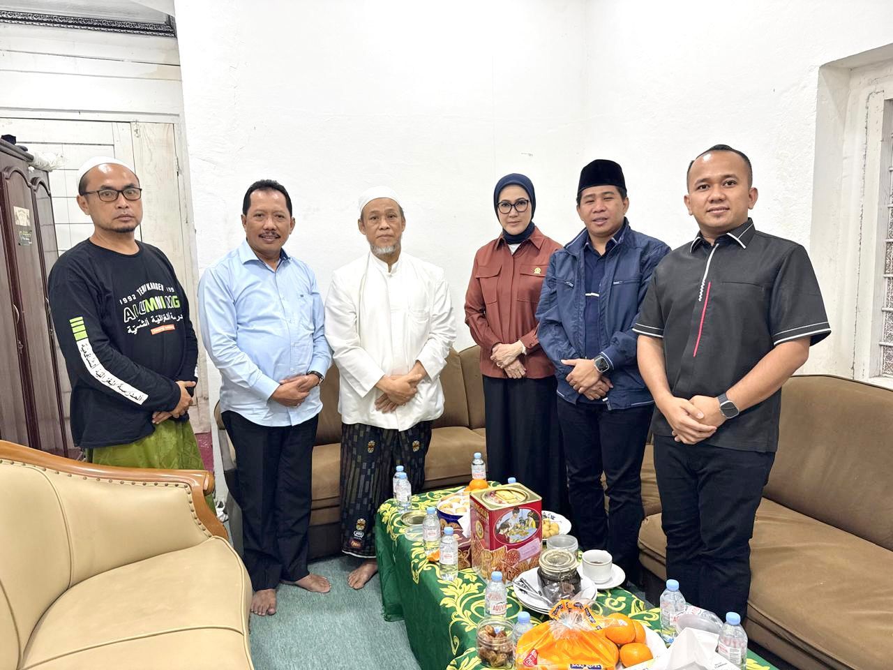 KUNJUNGI - Ketua DPD Partai NasDem Sidoarjo Muh Zakaria Dimas Pratama saat mendampingi anggota Komisi X DPR RI Lita Machfud Arifin mengunjungi Ponpes Al Khoziny Buduran, Sidoarjo Selasa (30/09/2025) petang.