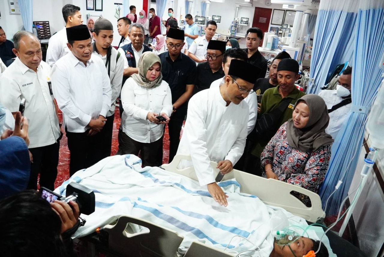 JENGUK - Menteri Sosial RI Saifullah Yusuf bersama Wagub Jatim Emil Elestianto Dardak dan Bupati Sidoarjo Subandi menjenguk kondisi Haikal salah satu korban ambruknya Musala Ponpes Al Khoziny Buduran di RSUD RT Notopuro Sidoarjo, Rabu (01/10/2025).