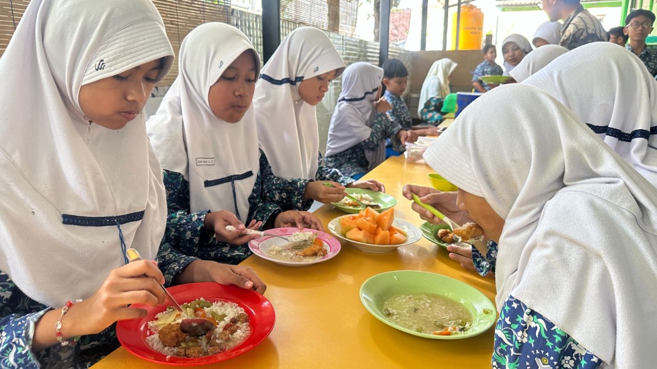 MAKAN - Yayasan Al Muslim sebagai sekolah Islam di Sidoarjo yang menaungi KB, TK, SD, SMP hingga SMA terus menunjukkan komitmennya dalam mendukung kesehatan siswa dengan menyajikan makan siang bergizi, sehat dan sesuai keinginan siswa, Jumat (03/10/2025).