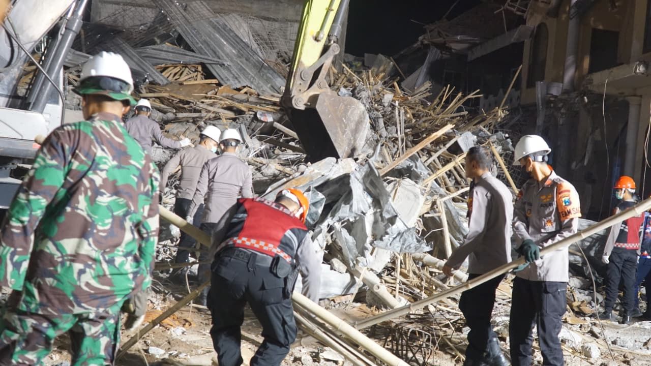 EVAKUASI - Petugas gabungan terus mengevakuasi korban yang tertimbun bangunan Musala Putra Ponpes Al KhoZiny Buduran, Sidoarjo hingga tengah malam disaksikan Bupati, Gubernur Jatim dan pejabat berwenang lainnya, Jumat (03/10/2025) malam.