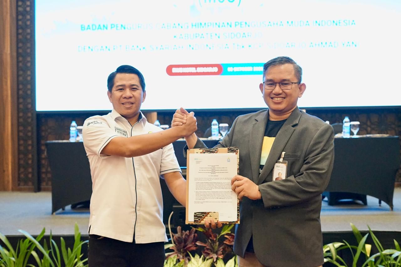 TEKEN - Ketua BPC HIPMI Sidoarjo Muh Zakaria Dimas Pratama resmi menandatangani Nota Kesepahaman atau Memorandum of Understanding (MoU) dengan Kepala Bank Syariah Indonesia (BSI) Cabang Sidoarjo Tri Kristiyono di Fave Hotel kemarin.