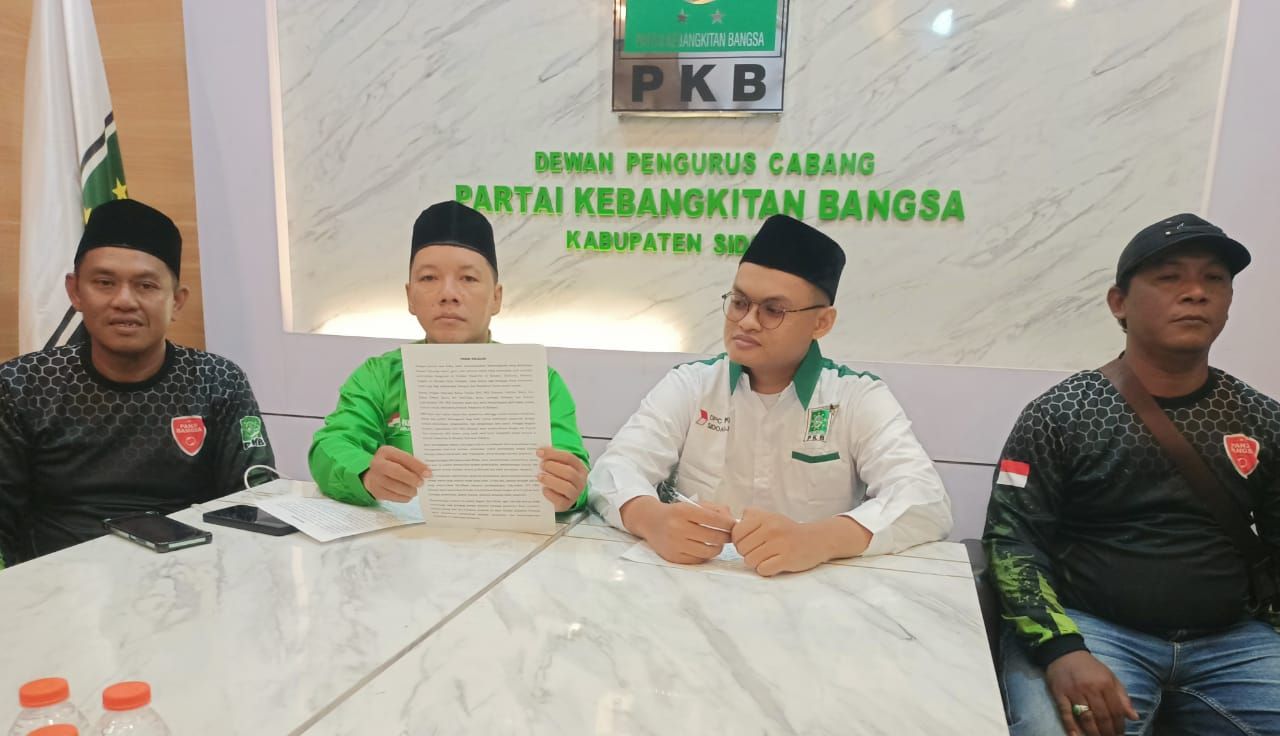 PENDAMPINGAN - Ketua Lakunham DPC PKB Sidoarjo Fattakhul Anjab SHi MH didampingi Sekretaris Lakumham M Fauzul Kabir memberikan ketengan pers soal kesiapannya mendampingi Ponpes Al Khoziny Buduran di Kantor DPC PKB Sidoarjo, Sabtu (04/10/2025).