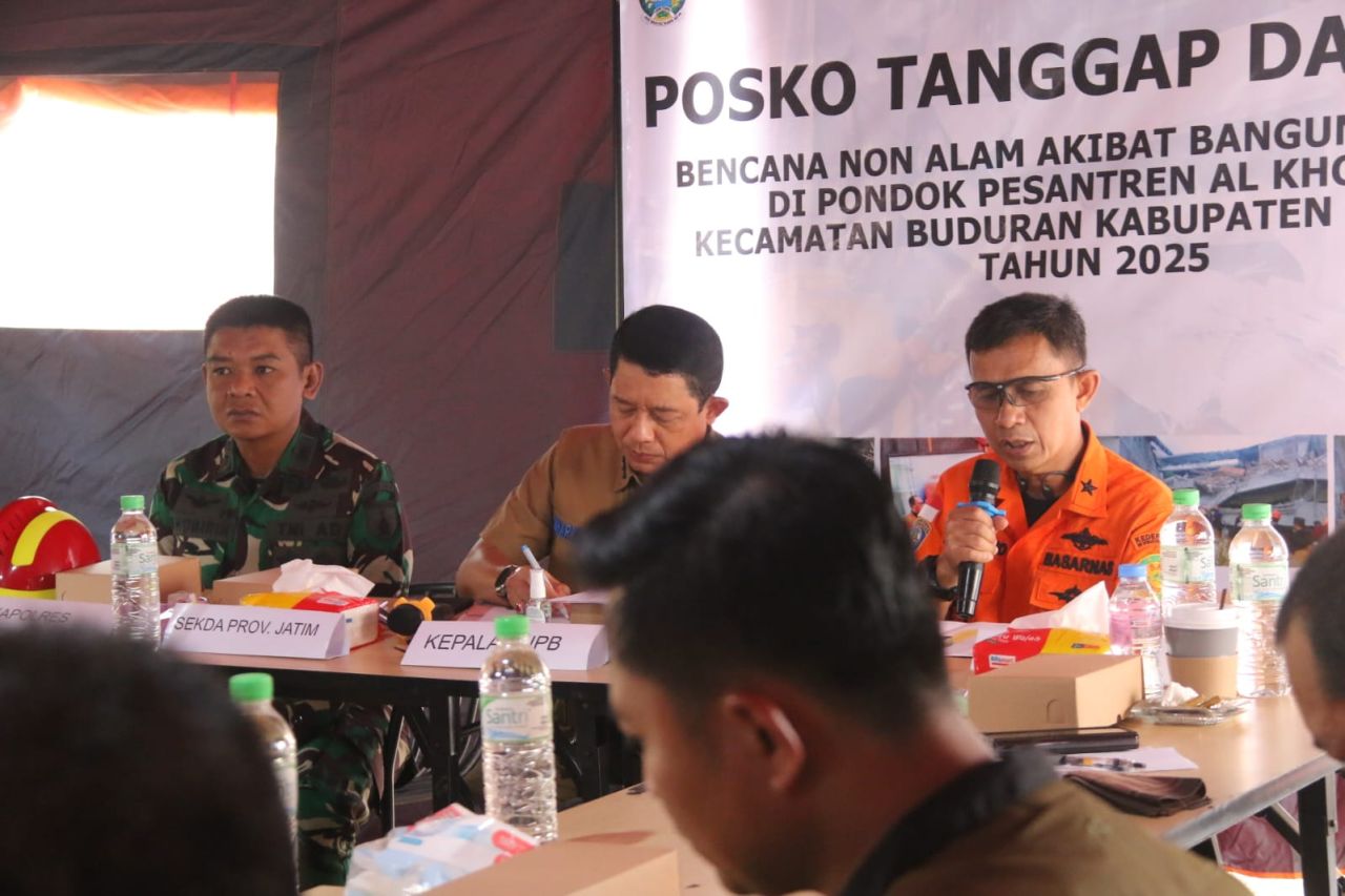 KETERANGAN PERS - Kepala BNBP Letjend TNI Suhariyanto didampingi Deputi III Penanganan Darurat BNPB Mayjend TNI Budi Irawan Laksamana Pertama Bramantyo menyampaikan keterangan pers perkembangan hasil pencarian dan evakuasi, Sabtu (04/10/2025).