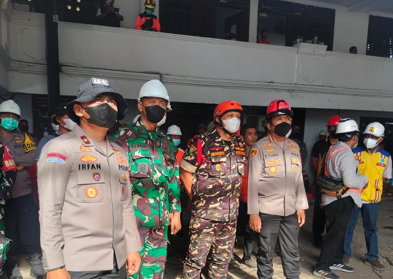 BANTU - Kasat Korwil Banser Jatim, Rizza Ali Faizin saat terlibat dalam proses evakuasi dan pencarian korban musibah ambruknya bangunan Musala Putra Pondok Pesantren (Ponpes) Al Khoziny Buduran, Sidoarjo, Minggu (05/10/2025).