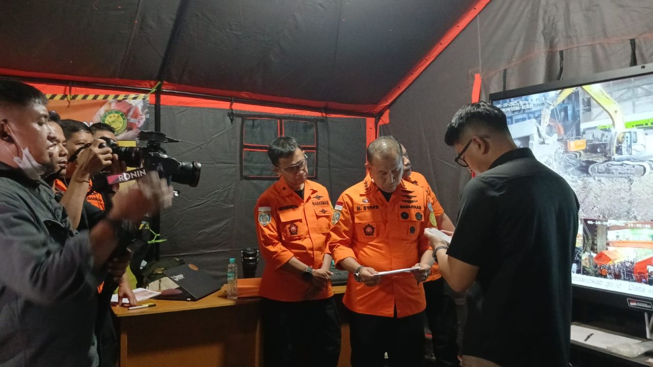 KETERANGAN PERS - Kepala Basarnas Marsekal Madya Mohammad Syafii (duduk tengah) saat konferensi pers soal jumlah korban ambruknya Bangunan Musala Putra Ponpes Al Khoziny Buduran, Senin (06/10/2025) petang.