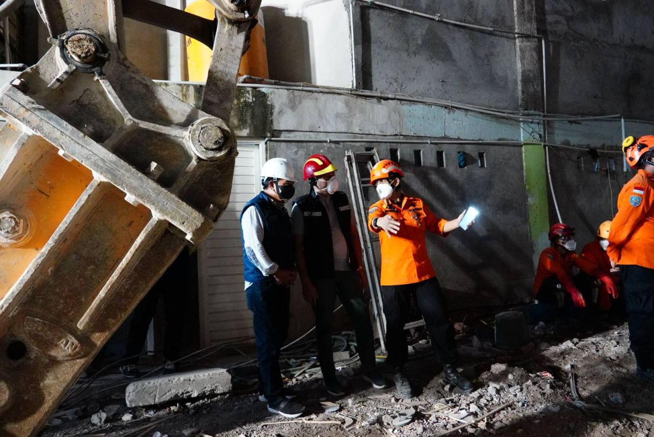 CEK - Bupati Sidoarjo Subandi selalu memantau dan mengecek proses pencarian dan evakuasi korban musibah ambruknya bangunan Musala Putra Pondok Pesantren (Ponpes) Al Khoziny Buduran, Sidoarjo kemarin.