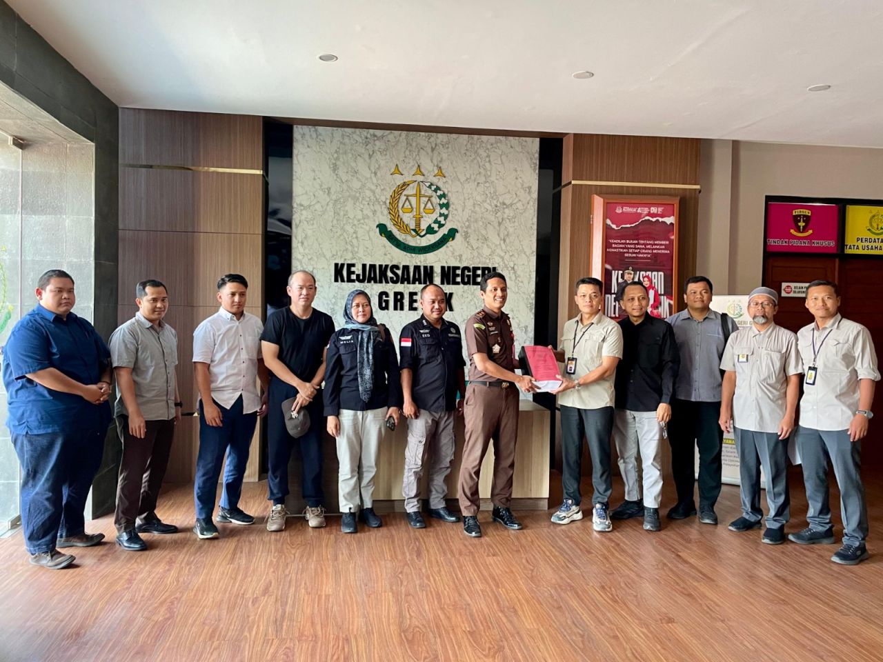 SERAHKAN - Tim Penyidik Pegawai Negeri Sipil (PPNS) dipimpin Paduanta Hutahayan menyerahkan tersangka dan barang bukti (Penyerahan Tahap II) ke Kejaksaan Negeri (Kejari) Gresik dan diterima Kasi Pidsus Alifin N Wanda, Selasa (07/10/2025).