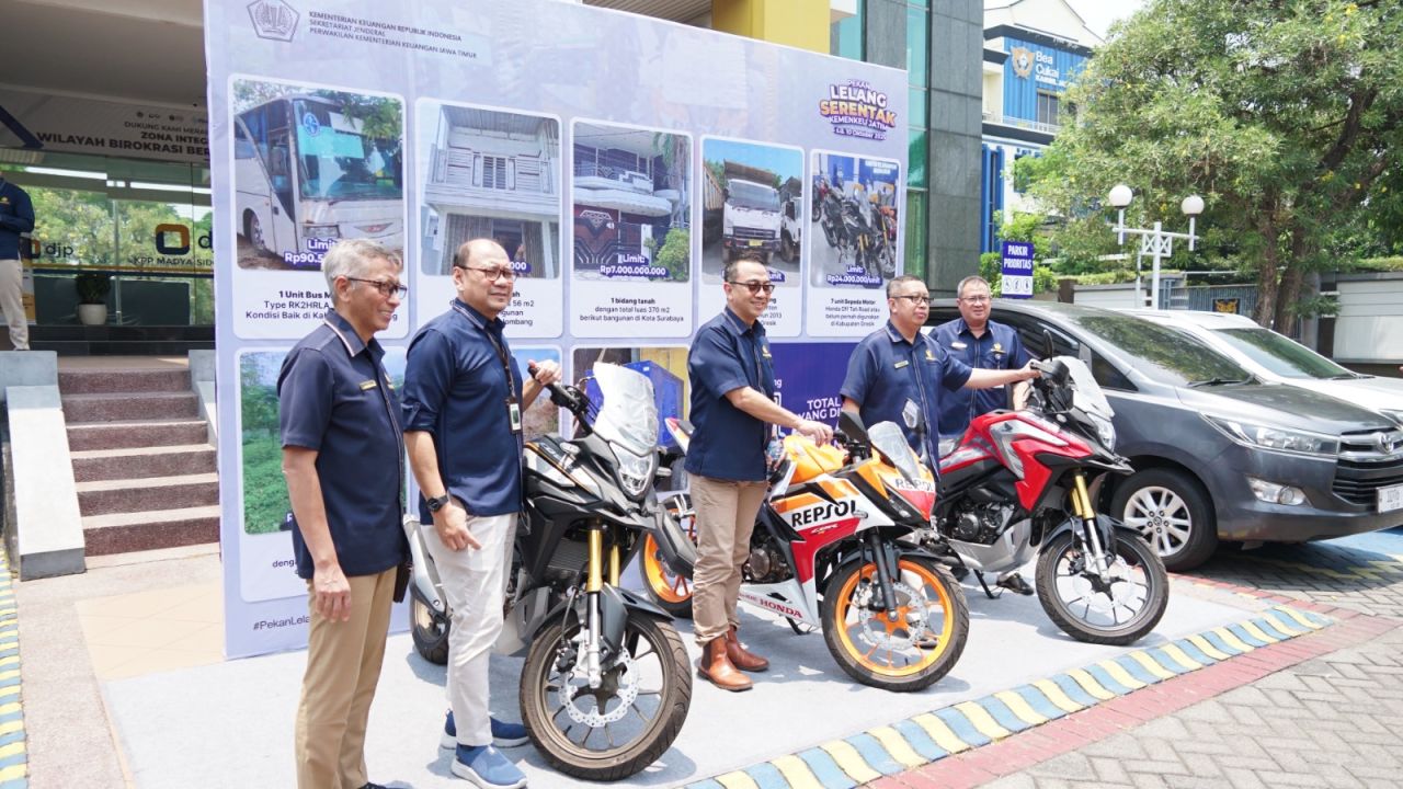 LELANG - Kanwil DJP dan Kanwil DJBC Jatim bersama Kanwil Direktorat Jenderal Kekayaan Negara (DJKN) Jatim menggelar Konferensi Pers kegiatan Pekan Lelang Serentak di Kantor Wilayah DJP Jawa Timur II, Rabu (08/10/2025).