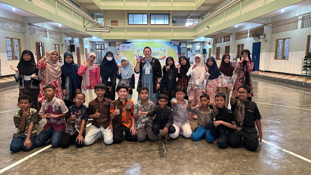 BATIK - SD Al Muslim merayakan Hari Batik Nasional dengan cara istimewa dan tersendiri yakni perayaan Tahun 2025 ini menjadi lebih bermakna karena dihadiri Lisa Tinson perwakilan dari Tarago Public School, New South Wales, Australia, Rabu (09/10/2025).