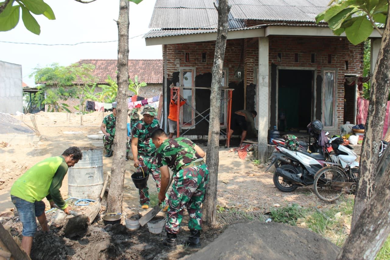 BANGUN - Satgas TMMD bersama warga Desa Kedondong, Kecamatan Tulangan, Sidoarjo melaksanakan pembangunan rumah bagi dua warga penerima bantuan Rumah Tidak Layak Huni (RTLH) yakni Deni Budiarto (48) dan Bapak Kastono (55), Kamis (09/10/2025).