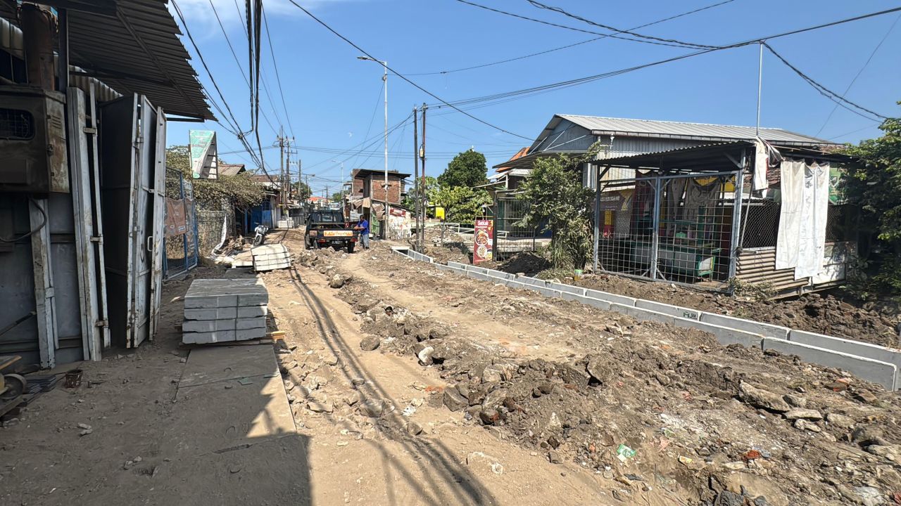 BETONISASI - Progres pengerjaan betonisasi ruas Jalan Kureksari - Kepuhkiriman, Kecamatan Waru, Sidoarjo cukup menggembirakan karena surplus di atas 10 persen, Kamis (09/10/2025).